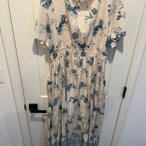 Torrid Cream and Blue Floral Maxi Dress - Picture 4 of 7